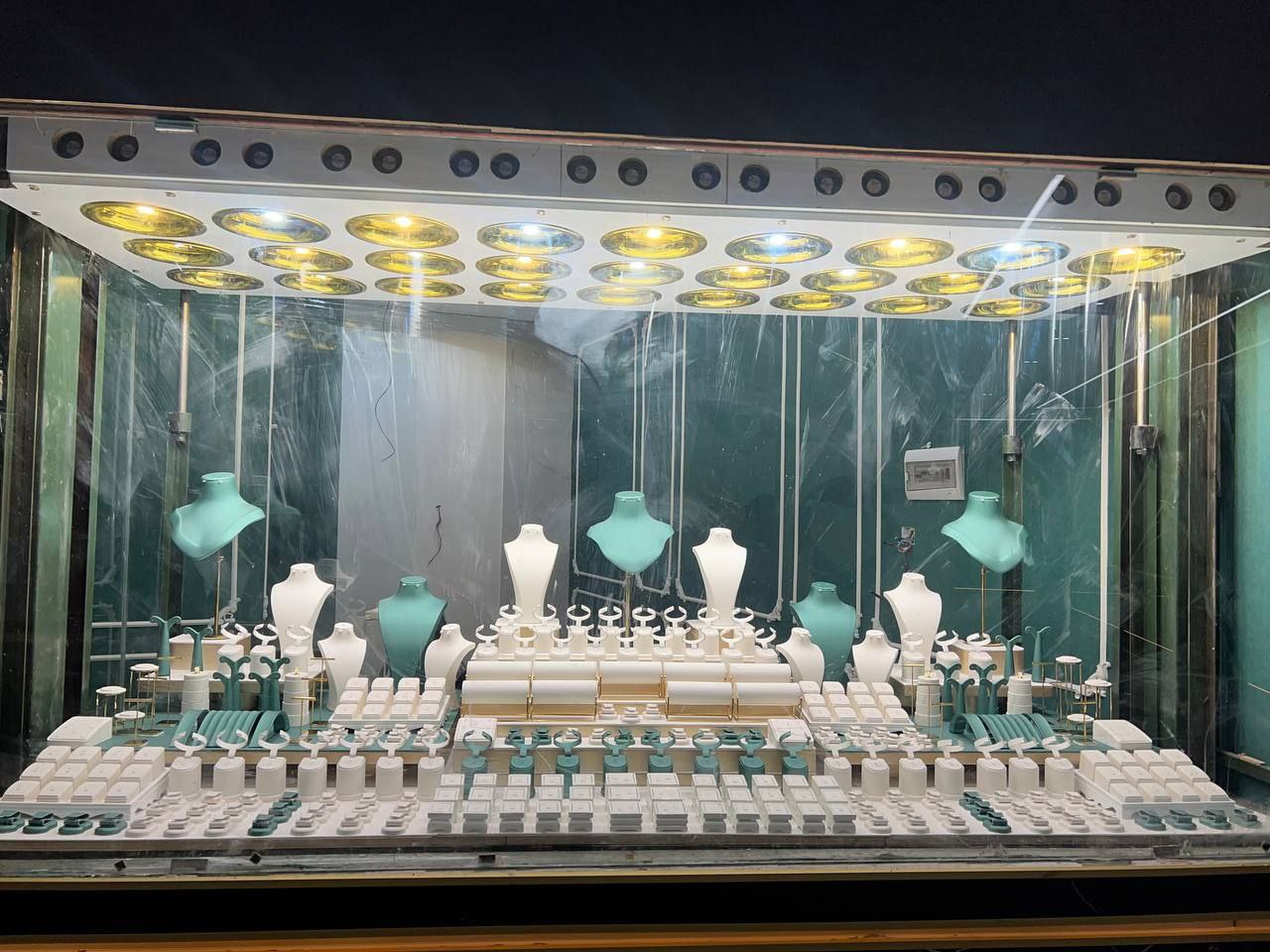 طراحی و ساخت دکور طلافروشی